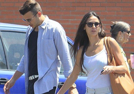 Demi Moore thân mật bên cạnh trai lạ